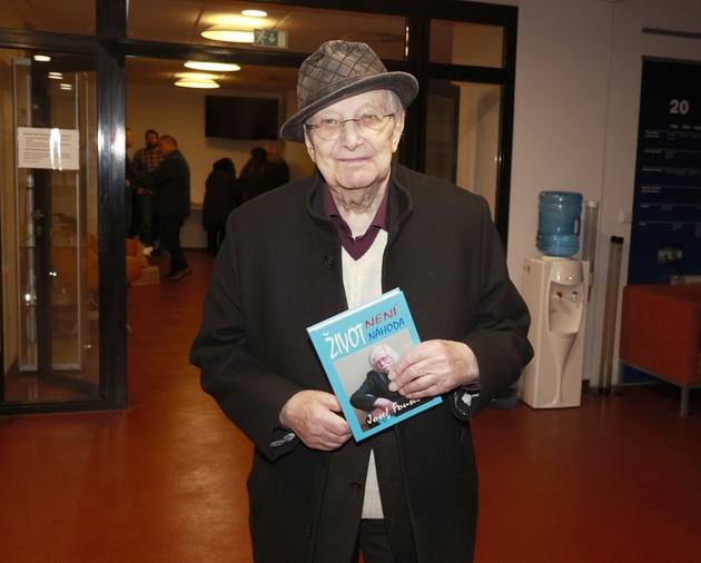 Legenda Semaforu. Básník, textař, herec, zpěvák. Dokument Jiří Suchý: Lehce s životem se prát, natočený v roce 2019, ukazuje jeho neutuchající energii. Se Šlitrem napsali hity, které zpívá celá republika. Jiří Suchý byl vždy jiný, hravý, poetický a civilní. A i v devadesáti stojí stále na jevišti.