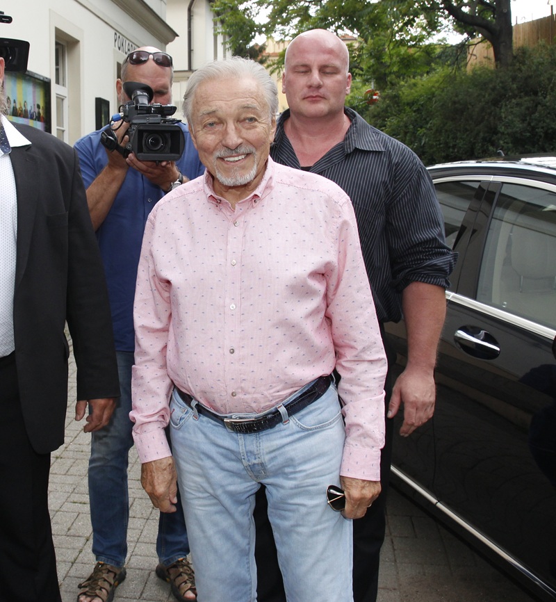 Mistr, který vládl české hudbě padesát let. Celovečerní dokumentární film Karel z roku 2020 odhaluje nejen hvězdu, ale i obyčejného muže s obavami. Karel Gott zpíval pro statisíce lidí, ale doma byl tichý a křehký. Do poslední chvíle rozdával radost, i když bojoval s nemocí.