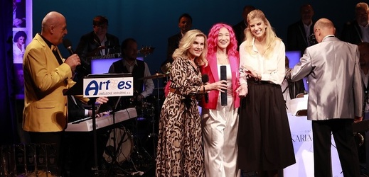 Generální ředitelka TV BARRANDOV Andrea Geyer (vpravo) zapózovala se zpěvačkami Leonou Machálkovou (vlevo) a Terezou Maškovou. 