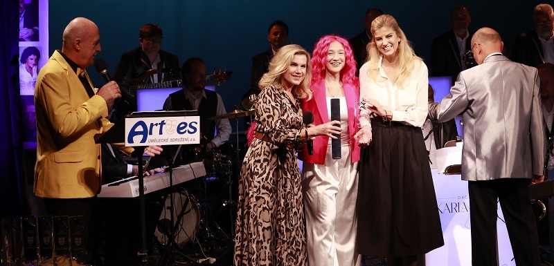 Generální ředitelka TV BARRANDOV Andrea Geyer (vpravo) zapózovala se zpěvačkami Leonou Machálkovou (vlevo) a Terezou Maškovou. 