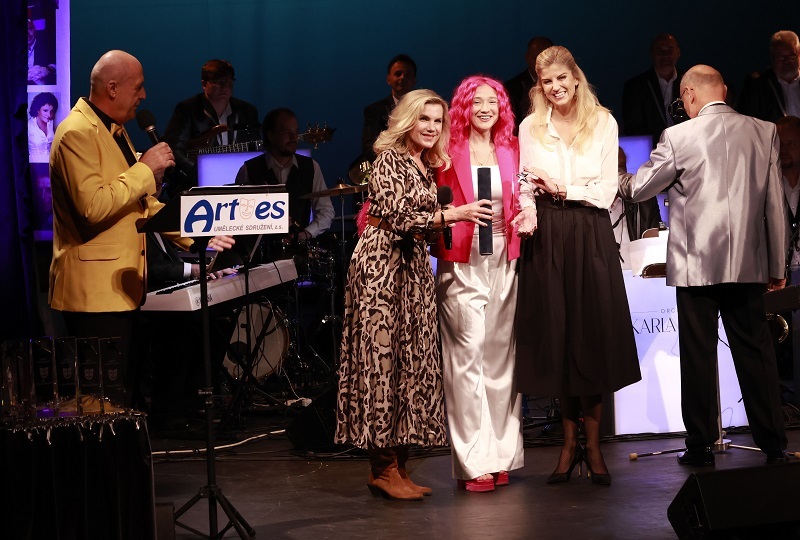 Generální ředitelka TV BARRANDOV Andrea Geyer (vpravo) zapózovala se zpěvačkami Leonou Machálkovou (vlevo) a Terezou Maškovou. 