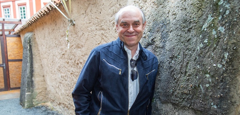 Devátého listopadu 1959 se narodil herec s nezaměnitelným hlasem Miroslav Táborský. Letos tudíž bude mít půlkulatiny. Přejeme vše nejlepší k 65. narozeninám!