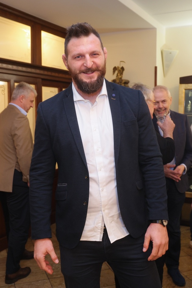 Kristova léta opouští náš nejúspěšnější judista Lukáš Krpálek. K  34. narozeninám, jež připadají na 15. listopadu, mu popřeje manželka Eva s dětmi Antonínem a Marianou.