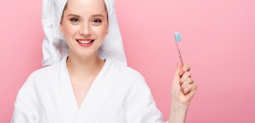 Rovnoměrná péče o chrup je klíčem ke zdravým zubům.