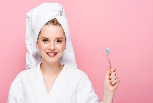 Rovnoměrná péče o chrup je klíčem ke zdravým zubům.