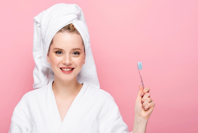 Rovnoměrná péče o chrup je klíčem ke zdravým zubům.