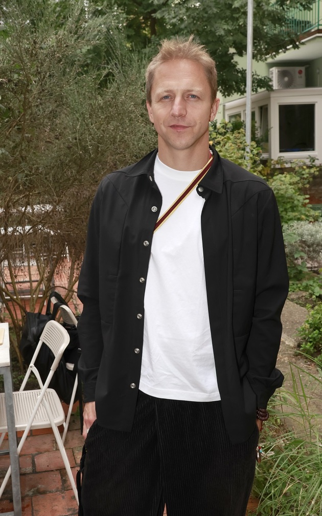 Dříve jedl zpěvák Tomáš Klus maso běžně, ale pak si uvědomil, že lidé neznají míru. Neuvědomují si, že maso neznamená jenom to, že se někde porazí kráva. Jsou s tím spojeny obrovské náklady a ekologická zátěž. Jde o důsledky, ke kterým nechce svojí troškou do mlýna přispívat. Moc by si přál, aby kromě smažáku a hranolek bylo i mimo Prahu k sehnání něco bezmasého v restauracích. 