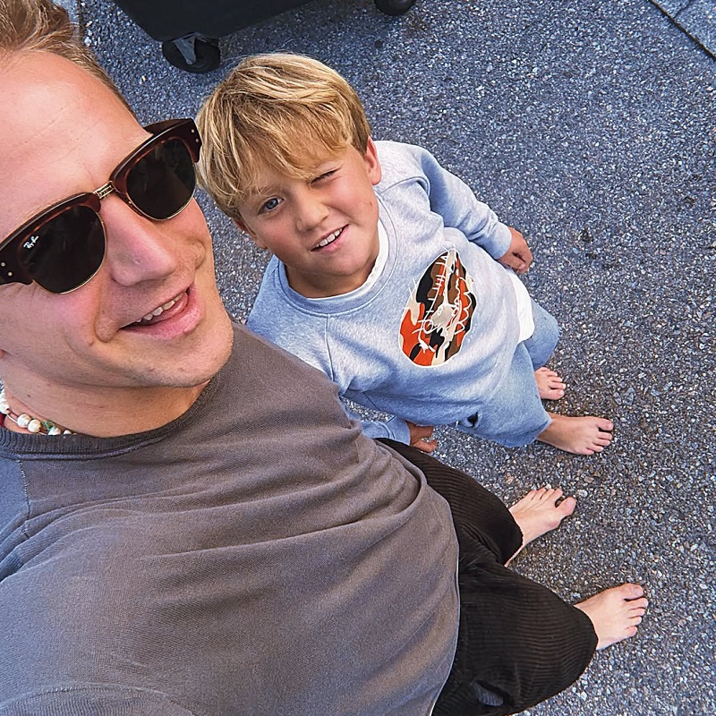 Zpěvák s malým Alfrédem. 