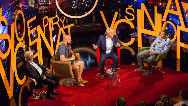 Diváky nebaví, jak moderátor své hosty uráží. 