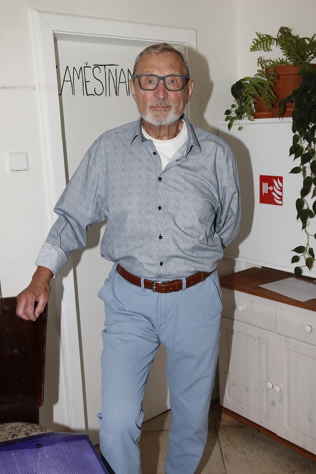 Navzdory své úspěšné herecké kariéře se Ladislav Frej v soukromí potýkal s obrovským trápením. Legendární doktor Sova mladší z Nemocnice na kraji města či náčelník Břetislav Kubát ze seriálu Malý pitaval z velkého města, kterému bude 26. listopadu 84 let, měl vždy slabost pro krásné ženy, ale osud mu příliš štěstí ve vztazích nedopřál. Jeho první manželkou byla Alena Sklenarikova, s níž měl syna Davida, po rozvodu a jejich emigraci syna dlouhá léta neviděl. Druhé manželství s herečkou Gabrielou Wilhelmovou neustálo dvě neúspěšná těhotenství, po rozvodu ale zůstali přáteli. Třetí manželkou byla herečka Evelyna Steimarová. Dvakrát přišli o miminko v osmém měsíci těhotenství, což způsobila jejich nekompatibilita, ta byla také důvodem k rozvodu. Třicet let pak strávil Frej po boku Věry Galatíkové, s níž měl syna Ladislava a dceru Kristýnu. Galatíková bohužel podlehla rakovině. Frejovou dosud poslední partnerkou byla o generaci mladší servírka Gabriela, ale i ji vzala herci zákeřná choroba.