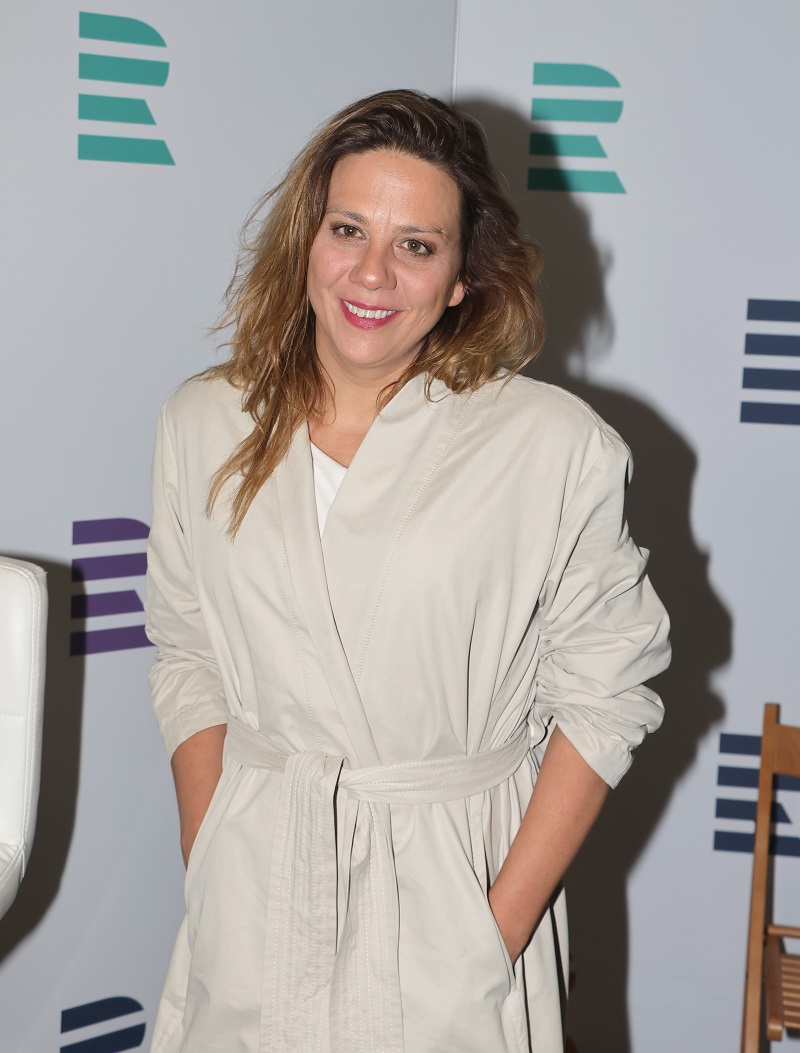 Před mnoha lety působila sedmnáctiletá Aneta Langerová v SuperStar jako zjevení a mnoho z nás si ani neuvědomuje, kolik času už od té doby uběhlo. Vždycky trochu tajemná zpěvačka oslaví 26. listopadu 39. narozeniny. Aneta Langerová si sice přísně chrání své soukromí, ale jako jedna z prvních otevřeně řekla, že ji srdce táhne ke stejnému pohlaví, což stále není samozřejmostí. Její první oficiální známostí byla šéfka Supraphonu Iva Milerová, pak randila s dokumentaristkou Olgou Špátovou a spekulovalo se i o jejím vztahu s herečkou Bárou Hrzánovou.