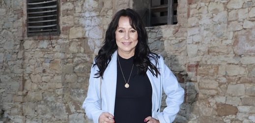 Heidi Janků si mnoho jejích příznivců pamatuje jako hopsající rebelku s písní Kuře na grilu nebo jako rozmazlenou čančající se princeznu, ale čas letí a zpěvačka bude oslavovat 23. listopadu třiašedesáté narozeniny. I když vždycky působila jako někdo, kdo si se životem hlavu příliš neláme, život se s ní nemazlil a smrt ji zasáhla ještě jako holčičku. Maminka ji opustila už v 11 letech, kdy podlehla rakovině, a s otcem, který po smrti matky začal pít, měla Heidi tak špatné vztahy, že odešla z domova už v šestnácti. V té době se také její bratr zabil v autě. Heidi Hantlová se provdala za Zbyňka Janků, ale manželství nevydrželo. Nakonec našla klid a bezpečí až po boku o mnoho let staršího Ivo Pavlíka, což jí ale vysloužilo pověst zlatokopky. Ani její vlastní teta s ní tři roky nemluvila. Navzdory pomluvám Heidi zůstala po jeho boku pětadvacet let až do jeho smrti.