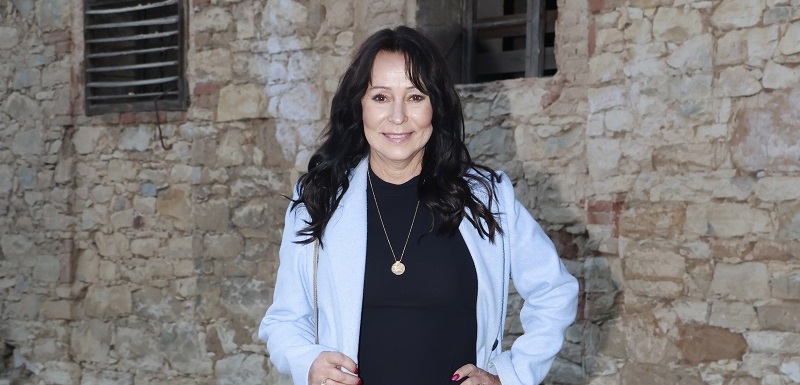 Heidi Janků si mnoho jejích příznivců pamatuje jako hopsající rebelku s písní Kuře na grilu nebo jako rozmazlenou čančající se princeznu, ale čas letí a zpěvačka bude oslavovat 23. listopadu třiašedesáté narozeniny. I když vždycky působila jako někdo, kdo si se životem hlavu příliš neláme, život se s ní nemazlil a smrt ji zasáhla ještě jako holčičku. Maminka ji opustila už v 11 letech, kdy podlehla rakovině, a s otcem, který po smrti matky začal pít, měla Heidi tak špatné vztahy, že odešla z domova už v šestnácti. V té době se také její bratr zabil v autě. Heidi Hantlová se provdala za Zbyňka Janků, ale manželství nevydrželo. Nakonec našla klid a bezpečí až po boku o mnoho let staršího Ivo Pavlíka, což jí ale vysloužilo pověst zlatokopky. Ani její vlastní teta s ní tři roky nemluvila. Navzdory pomluvám Heidi zůstala po jeho boku pětadvacet let až do jeho smrti.