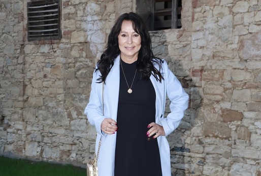 Heidi Janků si mnoho jejích příznivců pamatuje jako hopsající rebelku s písní Kuře na grilu nebo jako rozmazlenou čančající se princeznu, ale čas letí a zpěvačka bude oslavovat 23. listopadu třiašedesáté narozeniny. I když vždycky působila jako někdo, kdo si se životem hlavu příliš neláme, život se s ní nemazlil a smrt ji zasáhla ještě jako holčičku. Maminka ji opustila už v 11 letech, kdy podlehla rakovině, a s otcem, který po smrti matky začal pít, měla Heidi tak špatné vztahy, že odešla z domova už v šestnácti. V té době se také její bratr zabil v autě. Heidi Hantlová se provdala za Zbyňka Janků, ale manželství nevydrželo. Nakonec našla klid a bezpečí až po boku o mnoho let staršího Ivo Pavlíka, což jí ale vysloužilo pověst zlatokopky. Ani její vlastní teta s ní tři roky nemluvila. Navzdory pomluvám Heidi zůstala po jeho boku pětadvacet let až do jeho smrti.