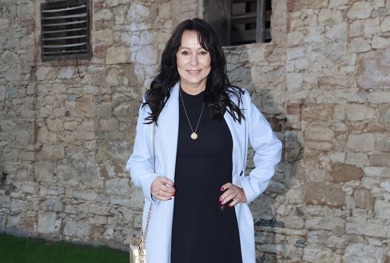 Heidi Janků si mnoho jejích příznivců pamatuje jako hopsající rebelku s písní Kuře na grilu nebo jako rozmazlenou čančající se princeznu, ale čas letí a zpěvačka bude oslavovat 23. listopadu třiašedesáté narozeniny. I když vždycky působila jako někdo, kdo si se životem hlavu příliš neláme, život se s ní nemazlil a smrt ji zasáhla ještě jako holčičku. Maminka ji opustila už v 11 letech, kdy podlehla rakovině, a s otcem, který po smrti matky začal pít, měla Heidi tak špatné vztahy, že odešla z domova už v šestnácti. V té době se také její bratr zabil v autě. Heidi Hantlová se provdala za Zbyňka Janků, ale manželství nevydrželo. Nakonec našla klid a bezpečí až po boku o mnoho let staršího Ivo Pavlíka, což jí ale vysloužilo pověst zlatokopky. Ani její vlastní teta s ní tři roky nemluvila. Navzdory pomluvám Heidi zůstala po jeho boku pětadvacet let až do jeho smrti.