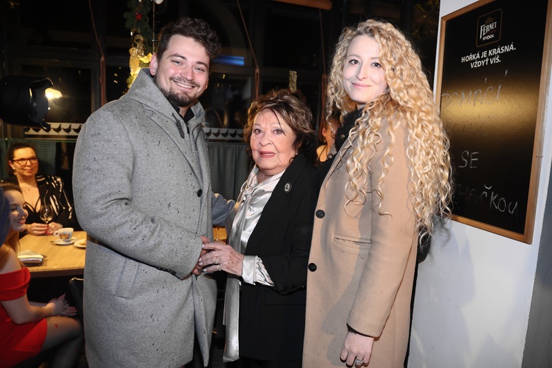 S vnukem Vojtěchem a jeho manželkou. 