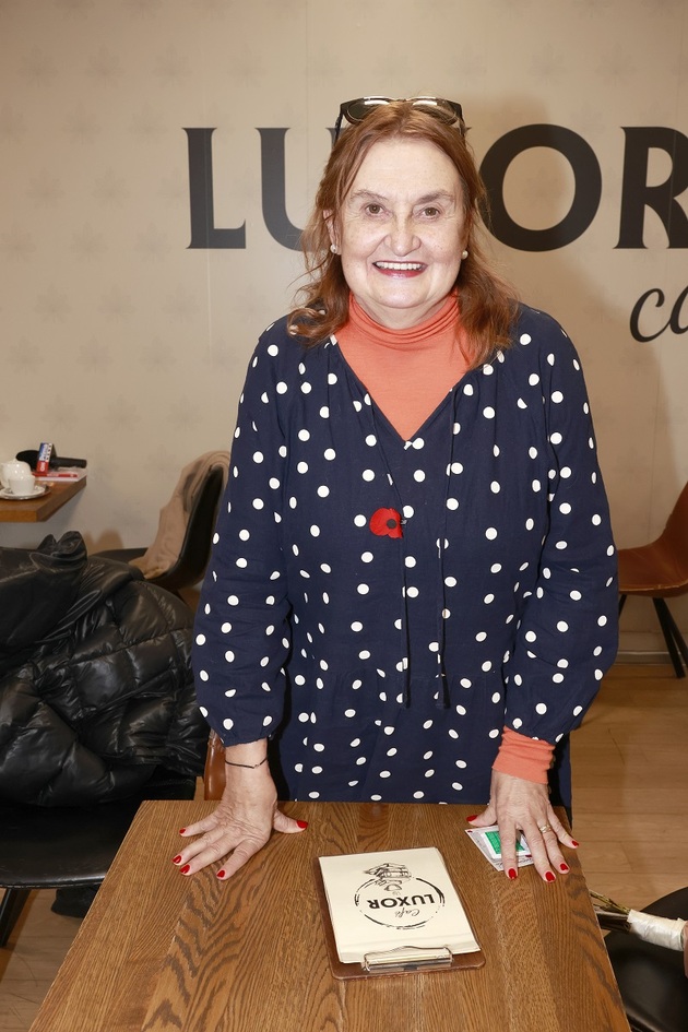 Pro Evu Holubovou jsou děti v jejím životě kotvou. Dvojčatům Karolíně a Adamovi je už třicet čtyři let a Eva o nich tvrdí, že si je vymodlila. Jejich otec, výtvarník Miroslav Zdeněk, je Eviným osudovým mužem a o své dceři herečka říká, že ji vrátila do života. Vzhledem ke tomu, že Holubová trpí depresemi a bojovala i se závislostí, hraje v jejím životě rodina zásadní roli.