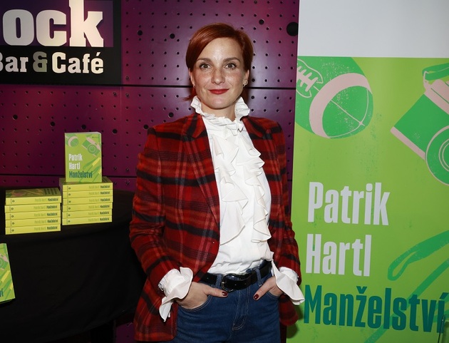 Herečka a moderátorka Michaela Maurerová je zkušenou dvojčecí maminkou, Josefovi a Magdaleně je šestnáct let a před svým narozením mámu pěkně potrápili. Herečka nemohla dlouho přijít do jiného stavu, nakonec s manželem zvolili umělé oplodnění a těhotenství také nebylo procházkou růžovou zahradou. Michaela se s jejich otcem rozvedla, když byly děti ještě malé. Z dalšího vztahu má ještě mladší dceru Emmu.