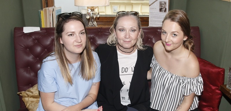 Zpěvačka Bára Basiková má z prvního manželství s Petrem Basikou dvě dcery - Annu a Marii. Narodily se v roce 1992 a s maminkou prožily nejbouřlivější část její kariéry. Manželství vydrželo sedm let, pak se jejich rodiče rozešli. A co dělají dvojčata dnes? Anna vystudovala publicistiku a živí se novinařinou a reklamou, její sestra Marie pracuje jako manažerka.