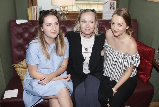 Zpěvačka Bára Basiková má z prvního manželství s Petrem Basikou dvě dcery - Annu a Marii. Narodily se v roce 1992 a s maminkou prožily nejbouřlivější část její kariéry. Manželství vydrželo sedm let, pak se jejich rodiče rozešli. A co dělají dvojčata dnes? Anna vystudovala publicistiku a živí se novinařinou a reklamou, její sestra Marie pracuje jako manažerka.