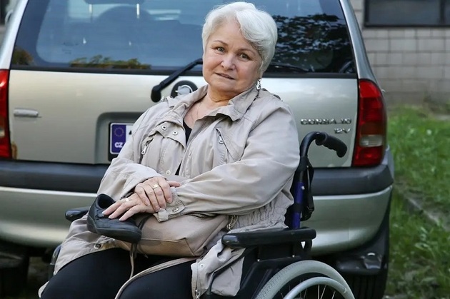 Herečka Mária Dolanská původem ze Slovenska se usadila v Čechách a tady se narodili i její synové Jan a Jiří Dolanští. Jan po mamince a tatínkovi Zdeňku Dolanském zdědil herecké geny a je hojně obsazovaným hercem, jeho dvojče pracuje v cestovním ruchu. Zatímco Márii se po narození dětí pracovně příliš nedařilo, Jan jde z role do role a v těchto dnech ho můžete vidět na plakátech poutajících na novou českou komedii.