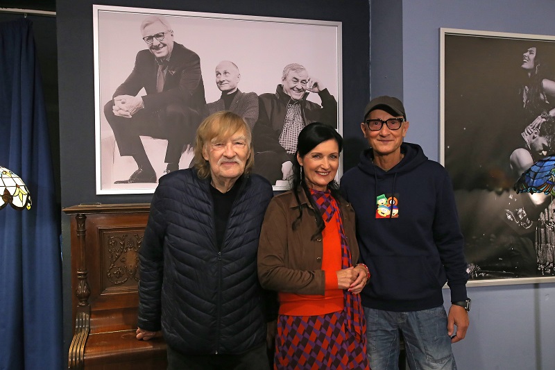 Herec s režisérem Vítem Olmerem (vlevo) a moderátorkou Simonou Chytrovou. 