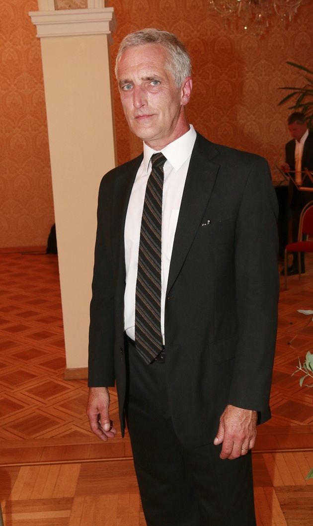 Playboy "sklepáků", mazaný Filip, ale také člověk, kterému závislost na alkoholu hodně zkomplikovala život. I Tomáš Hanák cestuje rád a rozhodně se nedrží zpátky. Naposledy měl namířeno na Kubu, což je země, která často přinutí člověka vystoupit z komfortní zóny. Sám připustil, že cesta byla velmi dobrodružná, protože jel naslepo a ubytování si vždycky hledal až na místě, kam dojel.