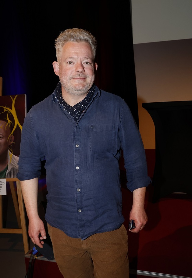 Moderátor Aleš Háma je vášnivým karavanistou a svůj příbytek si vozí všude s sebou. Nepotřebuje ani vyrážet do zahraničí, aby se cítil jako objevitel, i Česko nabízí neprobádané krásy přírody, zvlášť pokud se nemusíte shánět po ubytování. Cesta je pro něj cíl a jeho srdcovkou jsou Bílé Karpaty, které ještě čeští turisté nezaplavují tak jako jiné naše hory.