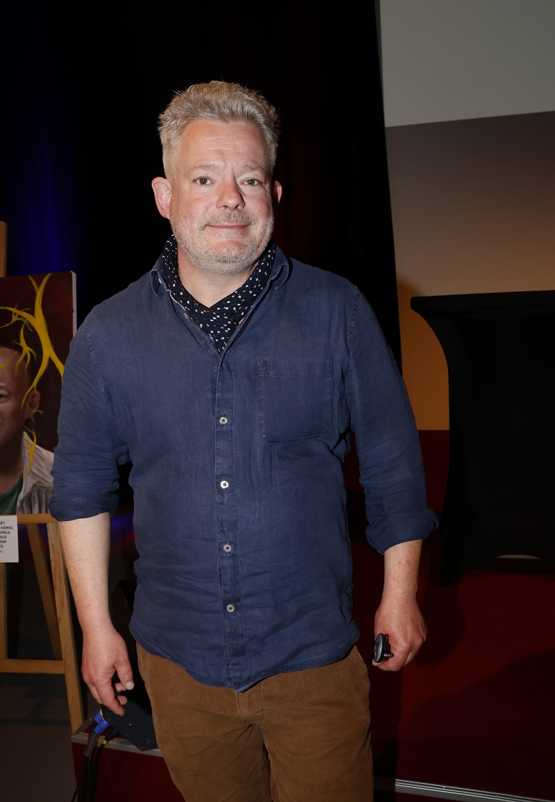 Moderátor Aleš Háma je vášnivým karavanistou a svůj příbytek si vozí všude s sebou. Nepotřebuje ani vyrážet do zahraničí, aby se cítil jako objevitel, i Česko nabízí neprobádané krásy přírody, zvlášť pokud se nemusíte shánět po ubytování. Cesta je pro něj cíl a jeho srdcovkou jsou Bílé Karpaty, které ještě čeští turisté nezaplavují tak jako jiné naše hory.