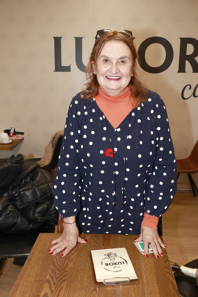 Ani Eva Holubová nepatří mezi milovníky luxusu, i když na motorce ji nejspíš neuvidíte. Netouží ale ani po Dubaji, ani po Kanárských ostrovech. Svůj malý ráj našla v malé vesnici na Sicílii, ve skromném domku v místním stylu, kam si jezdí odpočinout. Zdravotní stav jí už nedovoluje divoká dobrodružství, ale na vesnici mezi italskými sousedy je jí dobře.