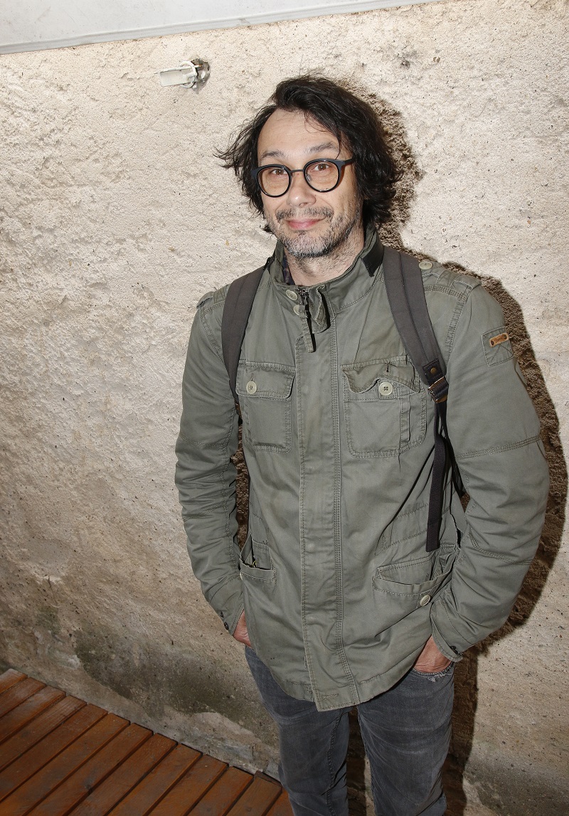 Pavel Liška také není plážový povaleč. S přáteli podnikl výpravu na motorkách do Papuy Nové Guineje, na území kanibalů. A dokonce domorodce kulturně obohatil - sehrál jim s Janem Révaiem ve vesnici loutkové divadlo, které prý mělo úspěch u dětí i dospělých.