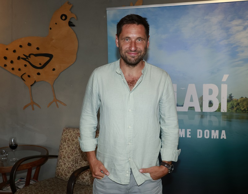 Herec, dabér, muzikant i cestovatel, který projel na motorce kus Afriky. I Martin Písařík patří k dobrodruhům, kteří jdou i do rizika. Jeho cestu po horkém světadíle zastavila právě nestabilní situace ve státech, kam mířil. Projel Turecko, Irák, ale byl také v Sieře Leone nebo Libyi, což jsou státy, které jsou doslova sud se střelným prachem. Písařík doufá, že se do Afriky zase vrátí.