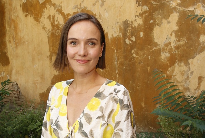 Tereza Ramba hraje, podniká, má dvě malé děti, a ještě napsala knihu o cestování. Tereza je rozená cestovatelka a nebojí se dobrodružství. Sama říká, že procestovala půlku světa a rozhodně to nebyly výlety do luxusních hotelů. Musela překonat strach z džungle i pum v Kanadě. S dětmi plánuje výlet do Afriky.