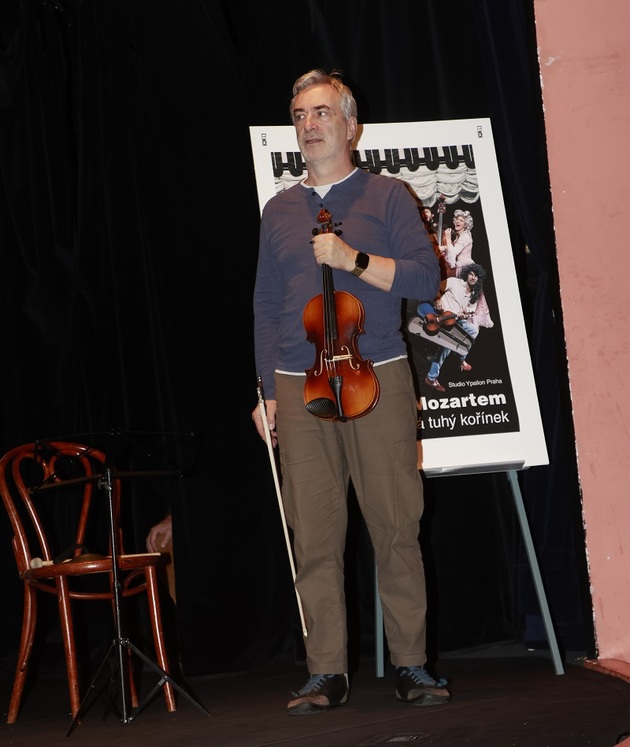 Na jevišti došlo i na housle. 