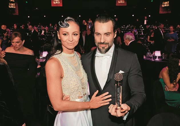 Zpěvák s manželkou Eliškou, s níž má dvě dcery. 