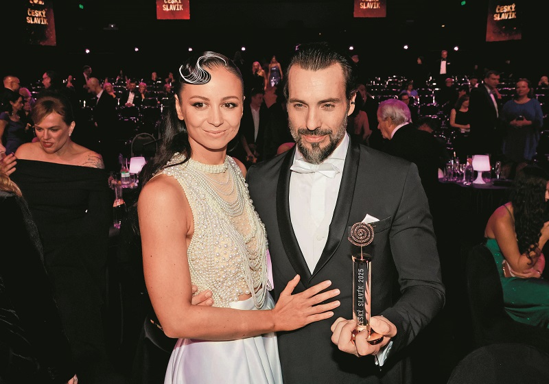 Zpěvák s manželkou Eliškou, s níž má dvě dcery. 