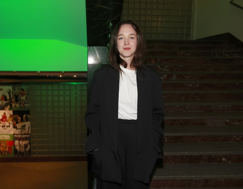 Kamera i diváci ji milují a od svých patnácti stihla ztvárnit tolik rolí, že by jí mnohé starší kolegyně mohly závidět. Denisa Barešová oslaví 16. prosince 30. narozeniny. Byť patří k často obsazovaným herečkám, její srdce ji zpočátku táhlo jinam. Chtěla být cukrářkou. Odmalička však rodačku z Prahy bavilo i umění. Působila v Dismanově rozhlasovém dětském sboru, odkud její další kroky vedly na jeviště. Herectví se rozhodla studovat na pražské DAMU a jejími pedagogy byl například Ladislav Mrkvička a Petra Špalková. "Po ukončení školy jsem spadla do hlubokých depresí, s nimiž jsem si dlouho nevěděla rady. Začala jsem chodit na psychoterapie, které mi sice v něčem pomáhaly, ale jenom tehdy, když mi bylo nejhůř," přiznala pro iDNES.cz Barešová. Dokonce to došlo tak daleko, že se probouzela s panickými atakami. A čím víc pracovala, tím hlubší byly deprese. Naštěstí však pomocí medikace všechno zvládla a nemoc má nyní pod kontrolou. Přejeme Denise Barešové mnoho skvělých rolí a psychickou pohodu!