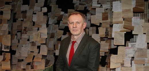 Herec Martin Finger je neodmyslitelně spjatý s Činoherním klubem, kde působí jako umělecký šéf a ve funkci vystřídal svého kamaráda Ondřeje Sokola, který ho k herectví přivedl. Diváci ho však na obrazovkách vídají i v seriálu Ulice, kde hraje partnera Lindy Rybové. Rodák ze Šumperka slaví 16. prosince 55. narozeniny. Ačkoli si na profesní život nemůže stěžovat, v soukromí ho postihly tragédie, které ho velmi ovlivnily. Před třicítkou přišel o maminku, tatínka i babičku. Maminka spáchala sebevraždu a herec si vzal zpátky její příjmení. "S tátou jsme měli kvůli tomu konflikt a nevídali se. To, že zemřel, jsem se dozvěděl z rodiny asi poslední. Nestihl jsem se s ním usmířit," prozradil herec v rozhovoru pro Blesk. To v něm zanechalo hluboký šrám a pokaždé, když se blížil konec života někoho blízkého, neváhal a vydal se na dlouhou cestu z Prahy na Moravu, aby se rozloučil. Rodinná tragédie se stala i námětem pro scénář k filmu Krásno, kde si Finger se Sokolem zahráli hlavní role a Sokol ho také režíroval. Narozeniny oslaví Martin Finger po boku nové partnerky a jistě mu přijdou popřát i jeho tři děti z předešlých vztahů.