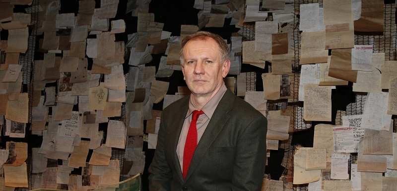 Herec Martin Finger je neodmyslitelně spjatý s Činoherním klubem, kde působí jako umělecký šéf a ve funkci vystřídal svého kamaráda Ondřeje Sokola, který ho k herectví přivedl. Diváci ho však na obrazovkách vídají i v seriálu Ulice, kde hraje partnera Lindy Rybové. Rodák ze Šumperka slaví 16. prosince 55. narozeniny. Ačkoli si na profesní život nemůže stěžovat, v soukromí ho postihly tragédie, které ho velmi ovlivnily. Před třicítkou přišel o maminku, tatínka i babičku. Maminka spáchala sebevraždu a herec si vzal zpátky její příjmení. "S tátou jsme měli kvůli tomu konflikt a nevídali se. To, že zemřel, jsem se dozvěděl z rodiny asi poslední. Nestihl jsem se s ním usmířit," prozradil herec v rozhovoru pro Blesk. To v něm zanechalo hluboký šrám a pokaždé, když se blížil konec života někoho blízkého, neváhal a vydal se na dlouhou cestu z Prahy na Moravu, aby se rozloučil. Rodinná tragédie se stala i námětem pro scénář k filmu Krásno, kde si Finger se Sokolem zahráli hlavní role a Sokol ho také režíroval. Narozeniny oslaví Martin Finger po boku nové partnerky a jistě mu přijdou popřát i jeho tři děti z předešlých vztahů.