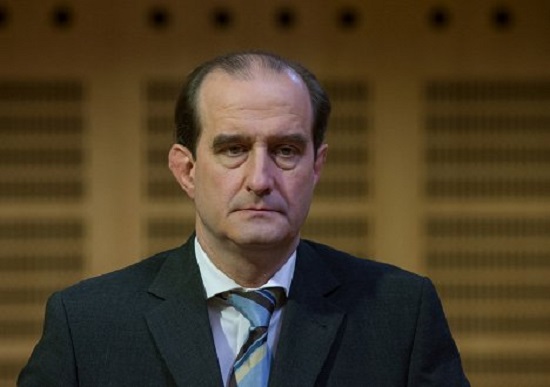 Herec, jenž je známý z televizní obrazovky i divadelního jeviště, nepatří k těm, kteří by plnili titulní stránky bulvárních časopisů. Své soukromí si velmi střeží, a to tak, že se dokonce neví ani přesné datum jeho narození. Některé zdroje uvádějí, že rodák z Frýdku-Místku se narodil 17. prosince, jiné uvádějí 18. prosinec. Tak či tak herec oslaví v těchto dnech 65. narozeniny. V minulosti si Jaromír Dulava prošel vážnými zdravotními problémy a jen o vlásek unikl smrti. V únoru 2018 u něho lékaři odhalili hypertrofickou kardiomyopatii neboli nemoc srdeční stěny, která může být fatální. Zpočátku to vypadalo jako obyčejná chřipka. Dulava musel podstoupit akutní operaci a zrušit veškeré pracovní povinnosti. Zdá se, že to nejhorší má za sebou a opět se vrátil před kameru. K 65. narozeninám přejeme Jaromíru Dulavovi hlavně pevné zdraví!