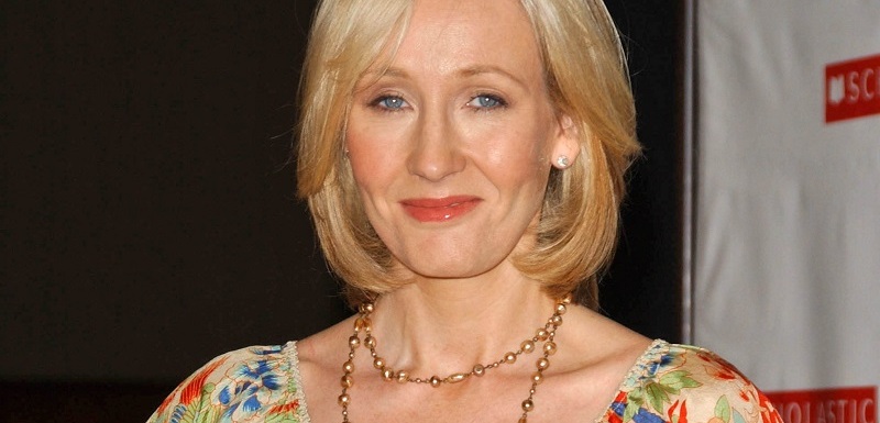 Autorka knih o mladém kouzelníkovi J. K. Rowlingová. 