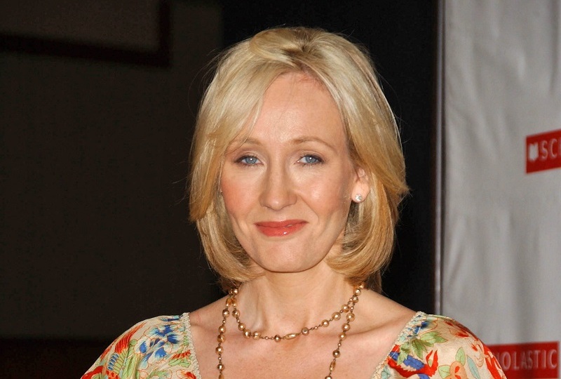 Autorka knih o mladém kouzelníkovi J. K. Rowlingová. 