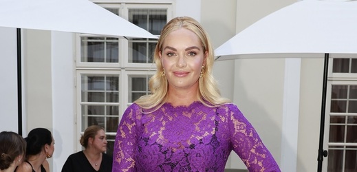 Narodila se 23. prosince ve slovenské Trnavě, ale dětství strávila v českém Opočně. Letos oslaví půvabná Taťána Kuchařová 38. narozeniny a jako jedna z mála žen na světě se může pochlubit tituly Miss ČR a Miss World z roku 2006. Od té doby však uplynulo spoustu času, Kuchařová se nyní věnuje modelingu, podnikání i své Nadaci Krása pomoci. V roce 2016 se provdala za hudebníka Ondřeje Brzobohatého, a ačkoli se zdálo, že tento sympatický pár patří k těm stabilním, jejich manželství nakonec ztroskotalo v roce 2022. Kuchařová chtěla anulovat jejich sňatek i před Bohem, jenomže z církevní žaloby unikly informace, které údajně nebyly pravdivé, a tak se rozjel kolotoč soudních tahanic, jež trvají do dnešních dní.