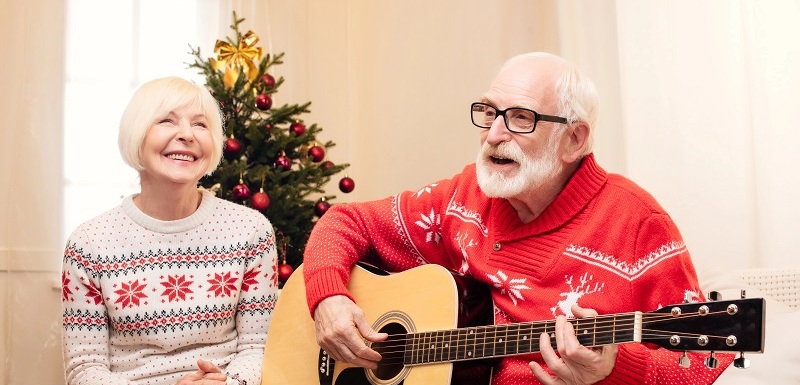 Od pohanských oslav zimního slunovratu přes středověké gregoriánské zpěvy až po moderní vánoční hity, koledy nás provázejí staletí a stále dokážou vyvolat úsměv na tváři a teplo v srdci.