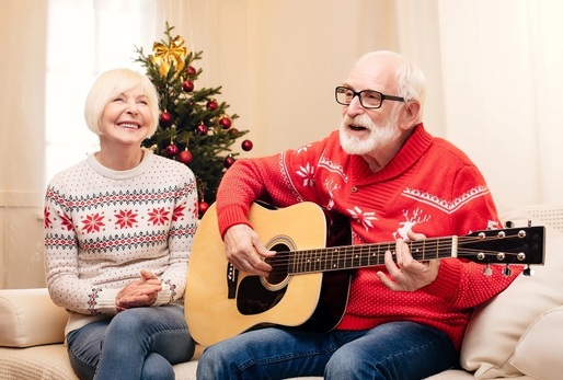 Od pohanských oslav zimního slunovratu přes středověké gregoriánské zpěvy až po moderní vánoční hity, koledy nás provázejí staletí a stále dokážou vyvolat úsměv na tváři a teplo v srdci.