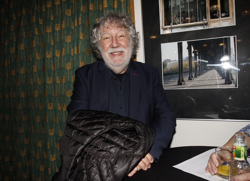 Režisér milovaných pohádek, na které se každý rok těší děti i dospělí a v televizním vysílání nesmějí chybět, nemá Vánoce rád. "Nikdy jsem se s tím netajil. Vánoční svátky jsem měl rád jako dítě, ale teď bych je nejraději prospal až do Silvestra, na který si taky nepotrpím. Konzum, petardy, nejraději bych si zalezl do nory a tam to přečkal," řekl Zdeněk Troška. Čtenářům SEDMIČKY ale přesto popřál šťastné a veselé Vánoce.