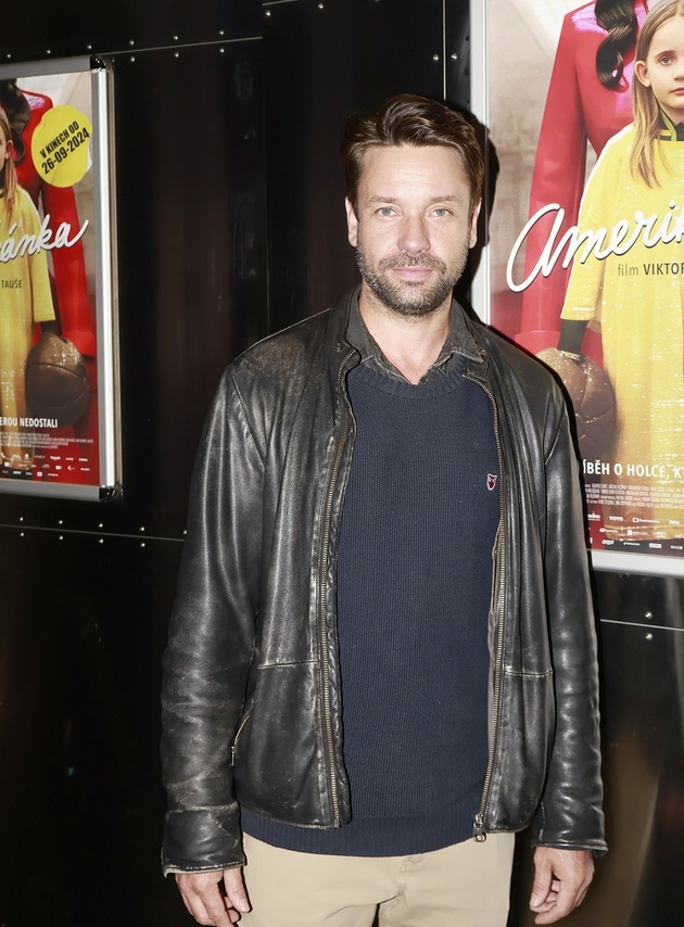 Držiteli divadelní Ceny Thálie Václavu Neužilovi letos svátky diktuje zdravotní stav. "Jdu na operaci kolene," řekl otevřeně. Bude doma a v klidu, bez exotiky. "Loni jsme byli s rodinou na Fuerteventuře, takže jsme se tady od toho shonu úplně odřízli, to letos padá." Zato však plánuje ekologický krok. "Uvažuju o tom, že si tentokrát pronajmeme stromeček v květináči a po svátcích ho zase vrátíme."