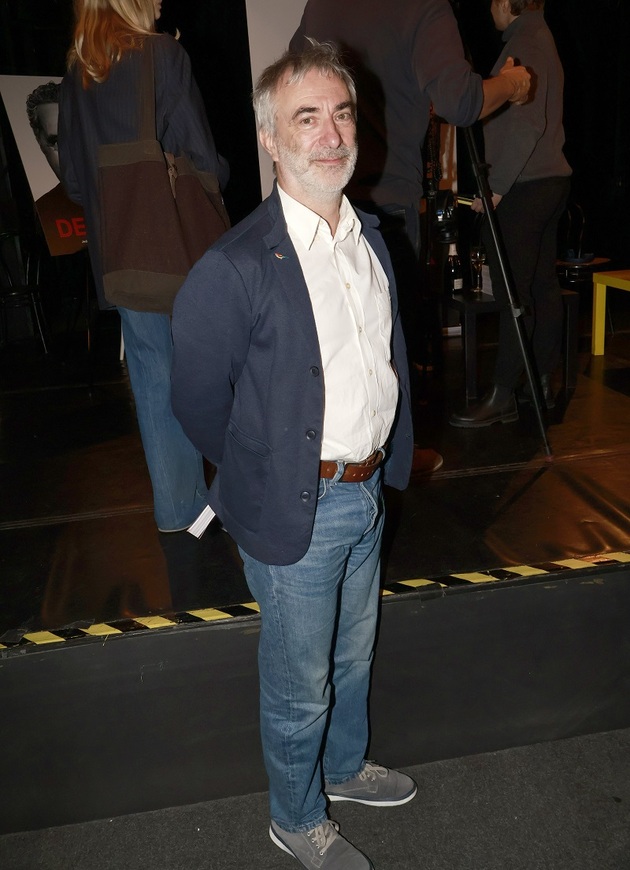 Herec Petr Vacek bere toto období s humorem i nadhledem. "Mně připadá trochu úsměvné, že slavíme tradiční české Vánoce se stromečkem původně z Německa, bramborovým salátem z Ruska, kaprem z Číny a jablíčky z Asie. Máme je vlastně hodně multikulturní." Ale sentiment nakonec vítězí: "Pro mě jsou to hlavně svátky rodinné, protože mám dvě velké děti, které žijí v Bruselu a přijedou právě o Vánocích. Mám barák plný svých dětí a to je pro mě největší štěstí."