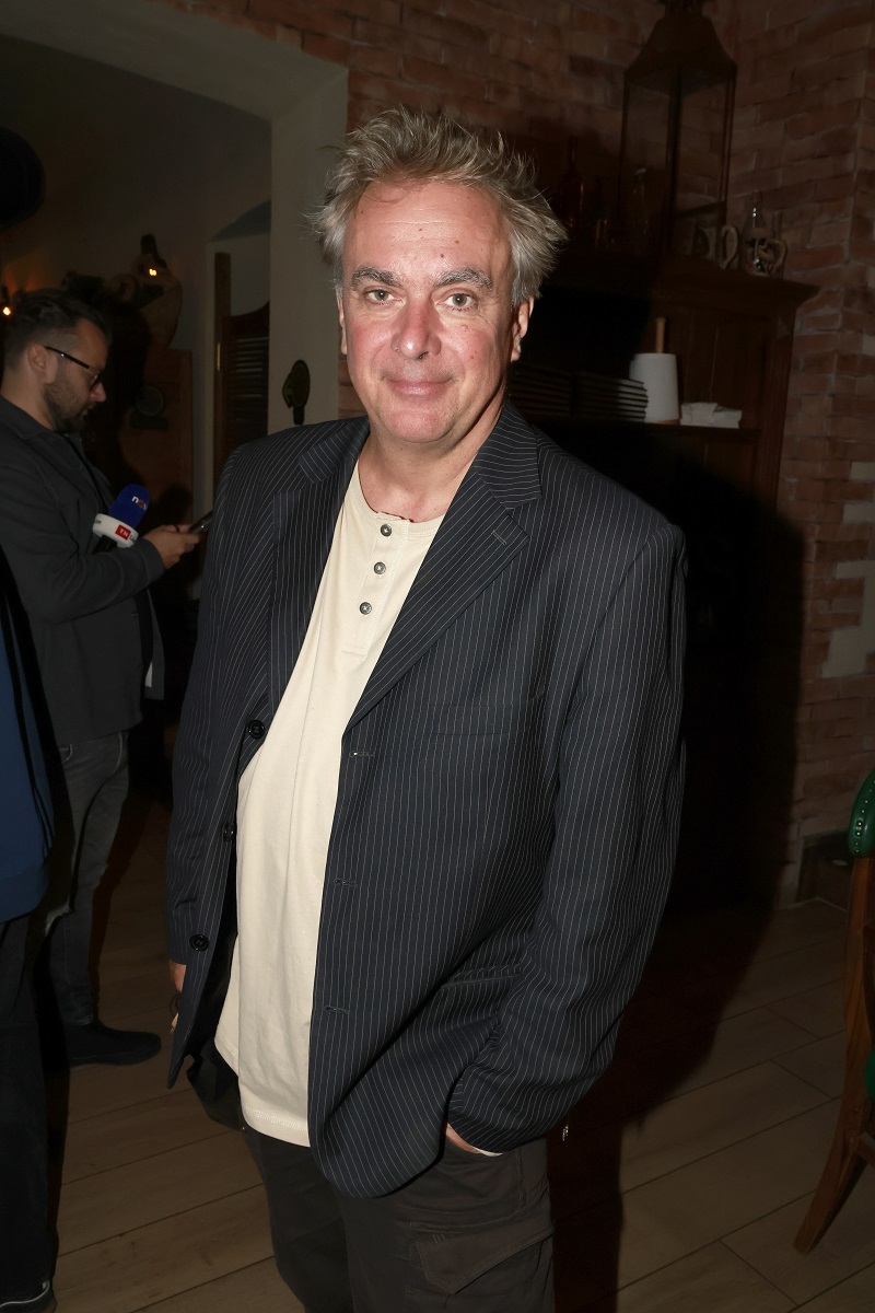 Herec Tomáš Matonoha má jasno. Svátky klidu jsou od toho, aby konečně vypnul. "Pro mě znamenají volno. Nejvíc práce je před Vánocemi, takže o svátcích vypínám mobil." Protože je vášnivý lyžař a snowboardista, bere děti a mizí na hory. "Stromeček, dárky i hostinu máme, ale pak vyrážíme na lyže." A k tomu trocha nostalgie: "Vánoce mám spojené s dětmi, které jakoby ne a ne vyrůst. Když odrostly starší děti, narodily se mladší. A když odrostly i ty, už mají zas děti starší děti."