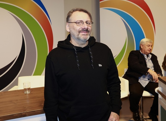 Oblíbená herecká i manželská dvojice Radek Holub a Barbora Hrzánová nepotřebuje luxus, aby měly jejich výjimečné dny duši. "Vánoce slavíme jako každá druhá rodina, ty nejobyčejnější. Prostě se sejdeme, jsme spolu a nepracujeme. To nám stačí," řekl Holub. U televize se vždy shodnou na programu, který budou sledovat. Milují pohádky. Herec hrál například v pohádce Zdeňka Trošky Čertoviny a rázně říká: "Role v pohádkách se neodmítají. Nikdy."